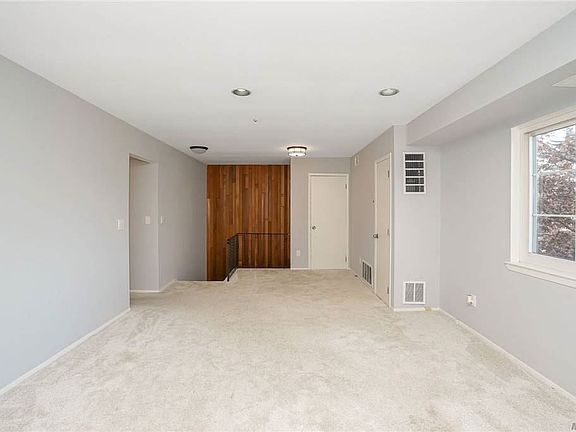 5th image of 266 Lake Pointe Cir