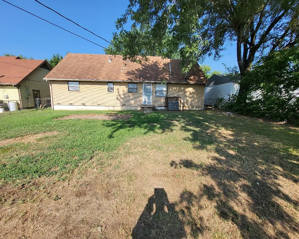 4-Bed Single Family Home with Garage and Central A/C — Photo 2