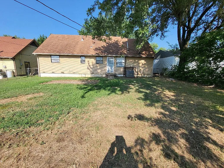 5633 N Garrison Pl — Photo 2
