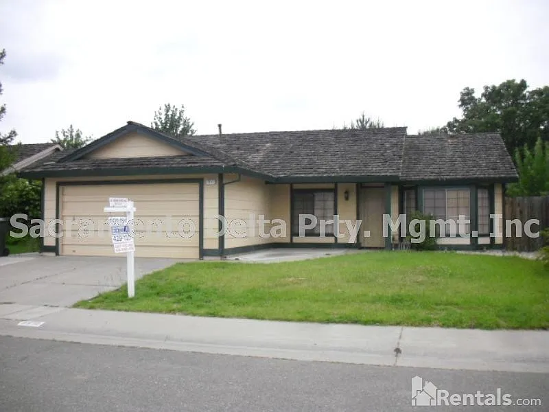 7910 Roesboro Cir photo 1