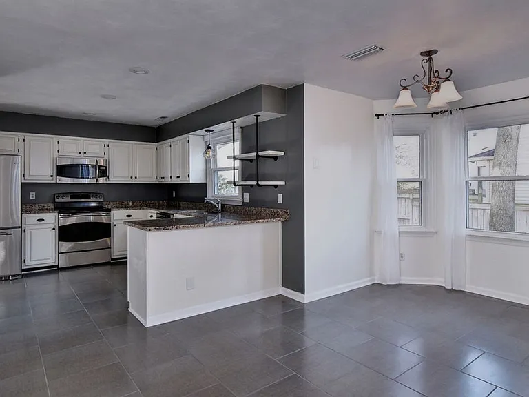 802 Marquette Ct — Photo 11