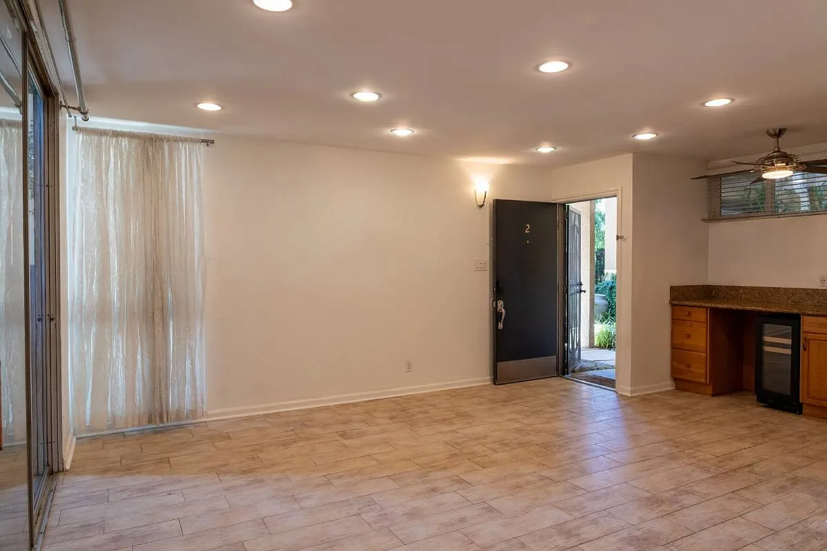 465 S Los Robles Ave #2 in Pasadena, CA 91101 — Photo 2