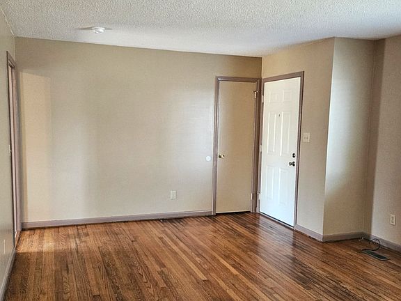 5th image of 1015 W Circle Dr