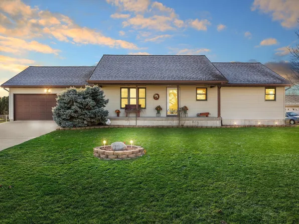 137 E Honey Creek Dr, Manchester, IA 52057