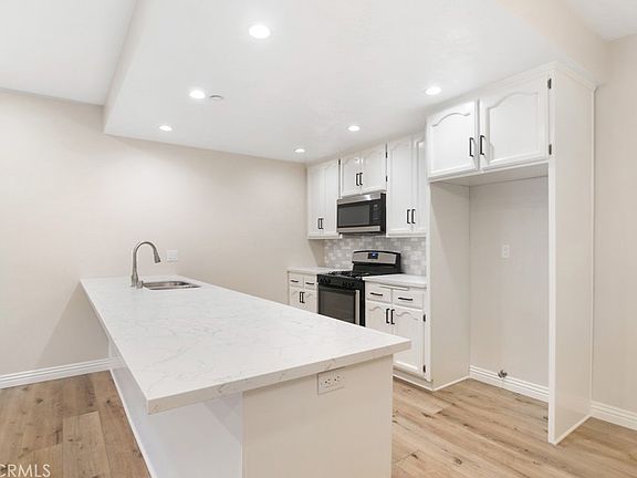 4th image of 17200 Newhope St