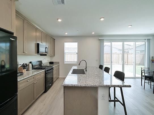 3rd image of 571 Pleasant Dr