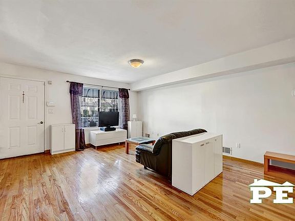 4th image of 18 Skyline Dr