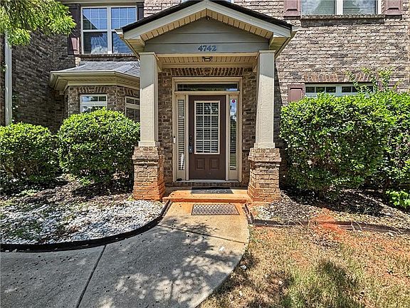 3rd image of 4742 Shire Dr