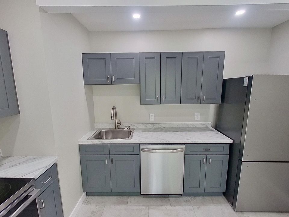 1st image of 4 Ten Eyck Ave #3
