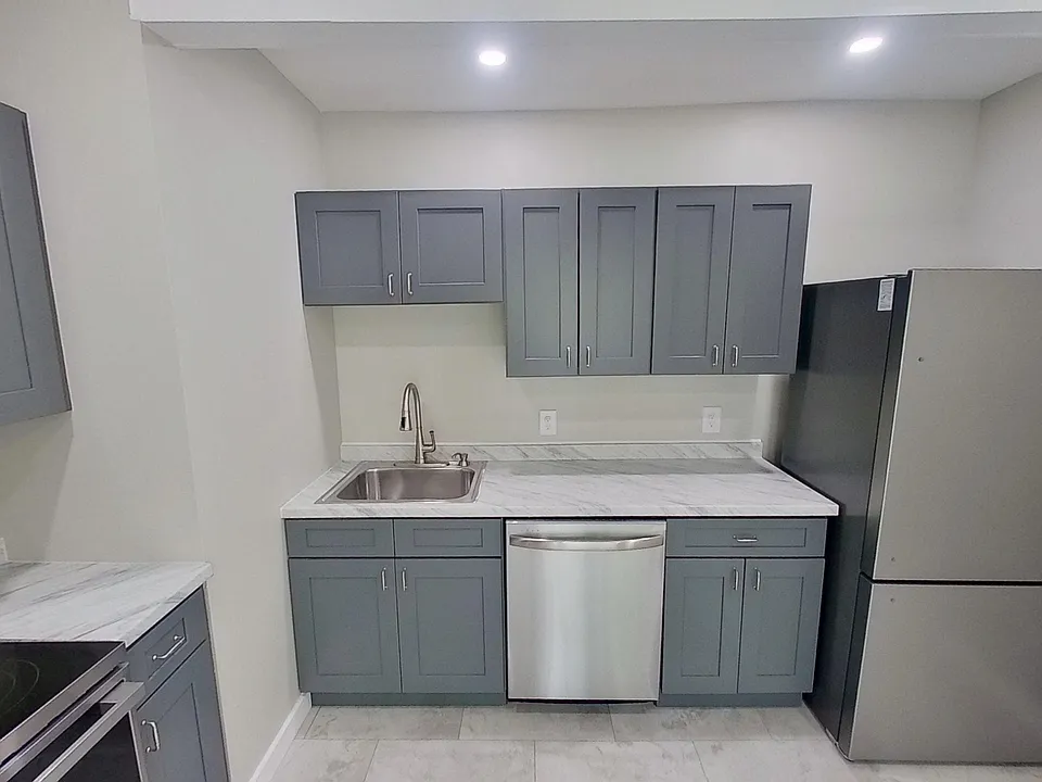 4 Ten Eyck Ave #3