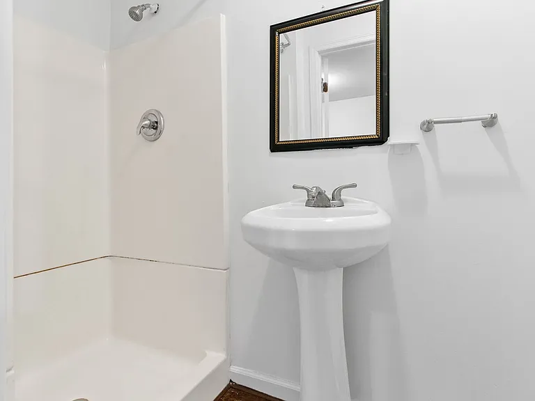 5th Avenue Apartments — Photo 9