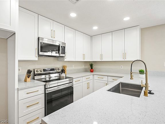 4th image of 604 Overland Dr