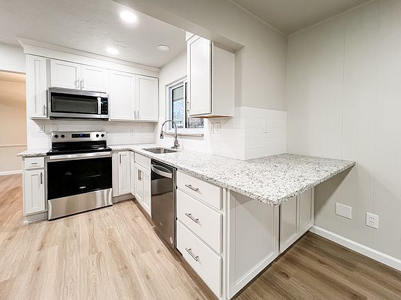 3rd image of 484 Jeannette Dr