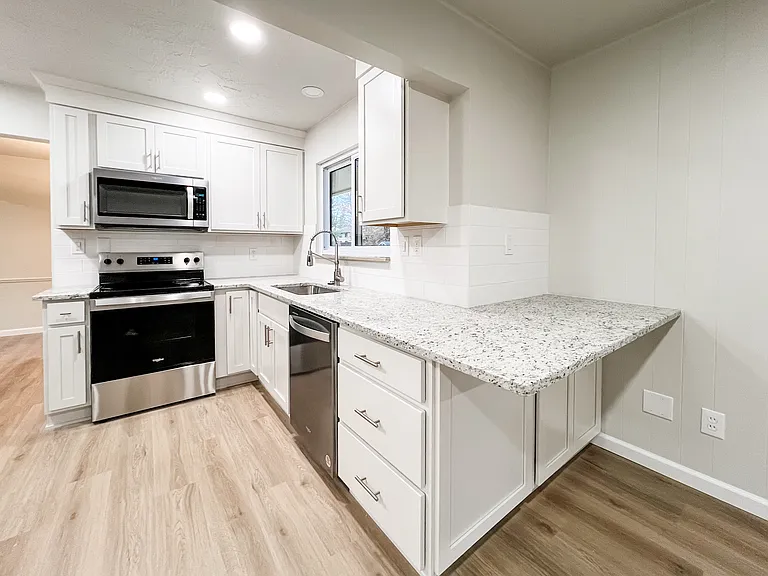 484 Jeannette Dr — Photo 3