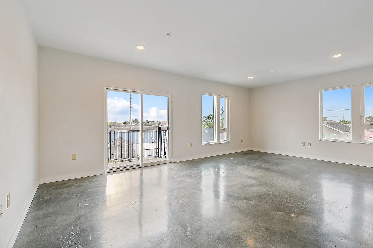 Sunny 1-Bed with Private Balcony + In-Unit Laundry in Heart of New Orleans — Photo 4