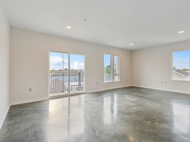 3100 Banks St #209 — Photo 4