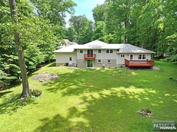 18 Coach Ln, Saddle River, NJ 07458