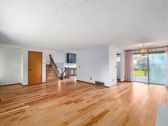 3rd image of 618 W Elwood Ct