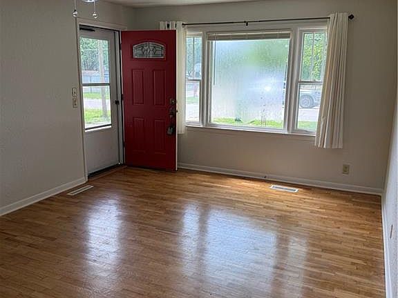 5th image of 404 W Dakota St
