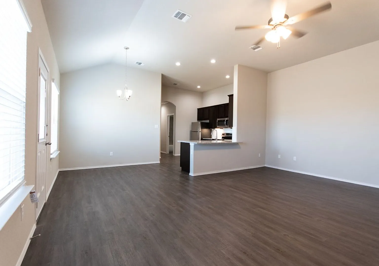 Luxury 3/2 Duplex in Seguin, Texas — Photo 4