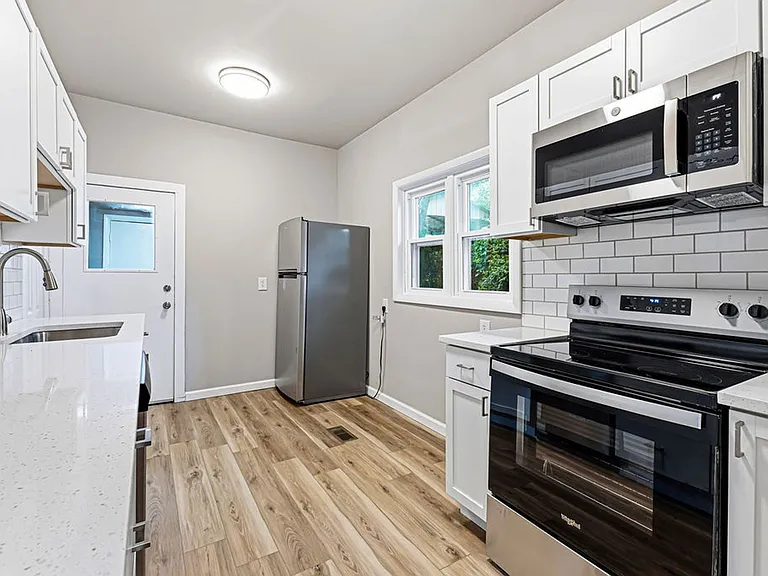 2911 Felix St — Photo 10