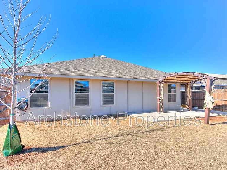 19704 Taggert Dr — Photo 32