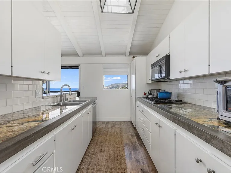 620 Temple Hills Dr — Photo 12