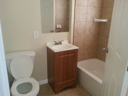 5th image of 1009 NE 21st St APT D
