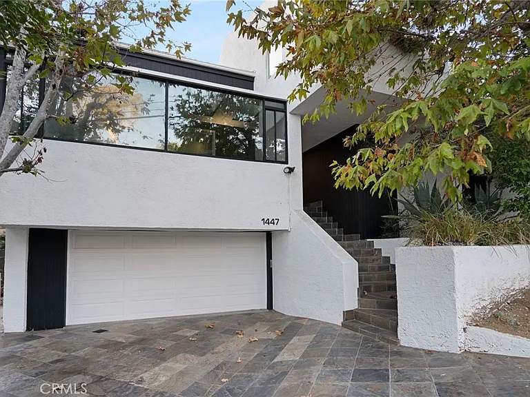 1447 N Kings Rd — Photo 40