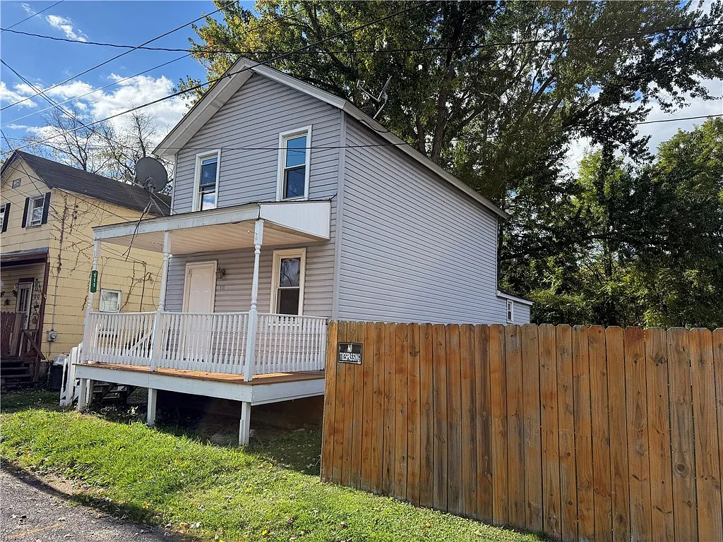 111 Ludwig St photo 1