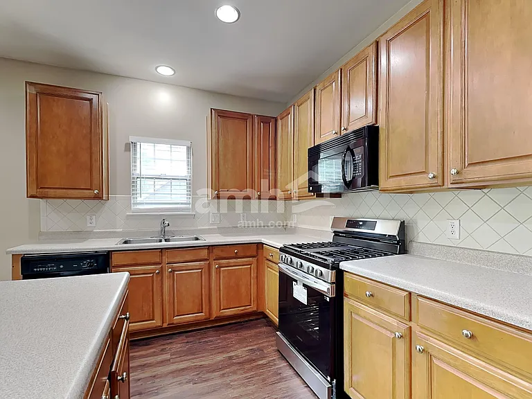 7772 Parkside Dr — Photo 4