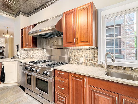5th image of 338 W 71st St