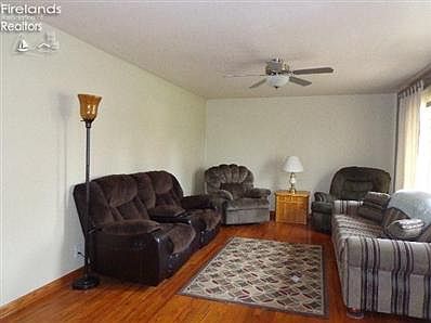 3rd image of 15 Pinewood Dr