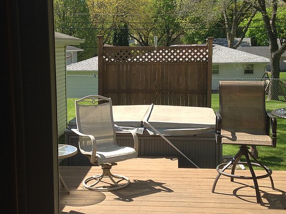 Deck and spa - fenced yard