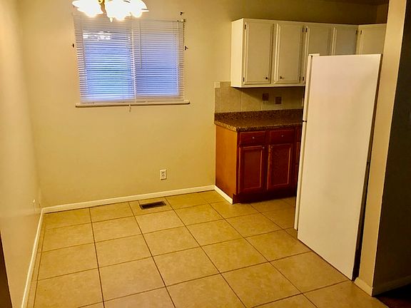 3rd image of 913 N Fairlawn Cir E