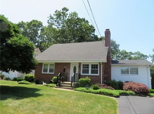 82 Hillcrest Rd, Niantic, CT 06357