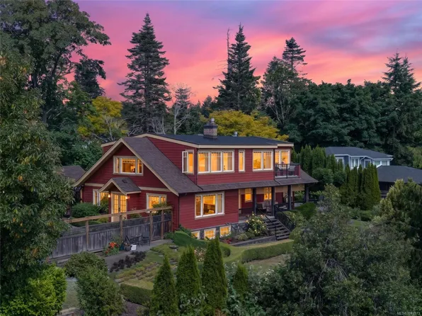 1685 Beaufort Ave, Comox, BC V9M 1R8