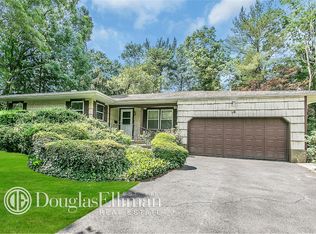 28 Newport Dr, Plainview, NY 11803