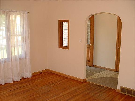 2nd image of 525 Blue Earth St