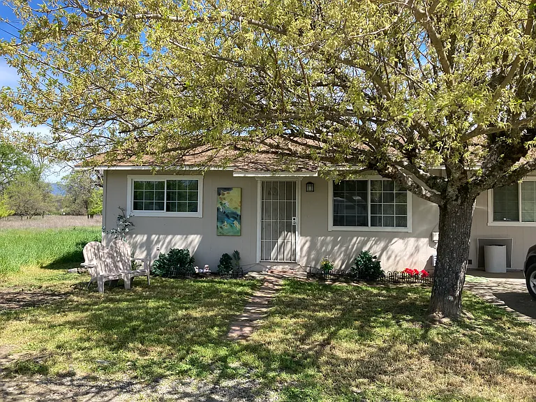 205 Wright Ln — Photo 1