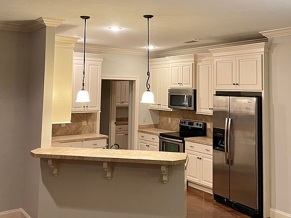 3rd image of 146 W Pinebrook Dr