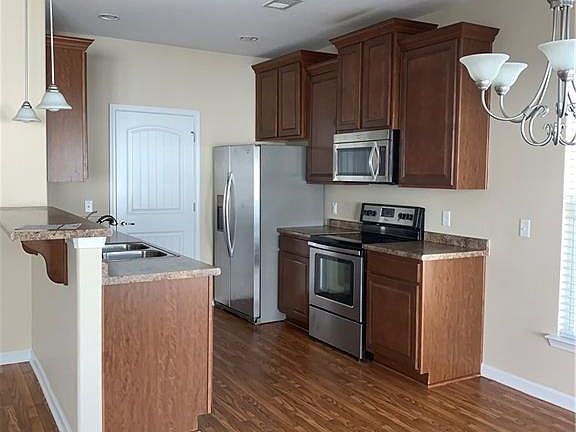 5th image of 585 Summer Hill Way