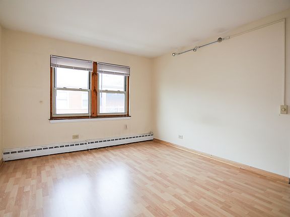 3rd image of 2123 W Farragut Ave APT 2J