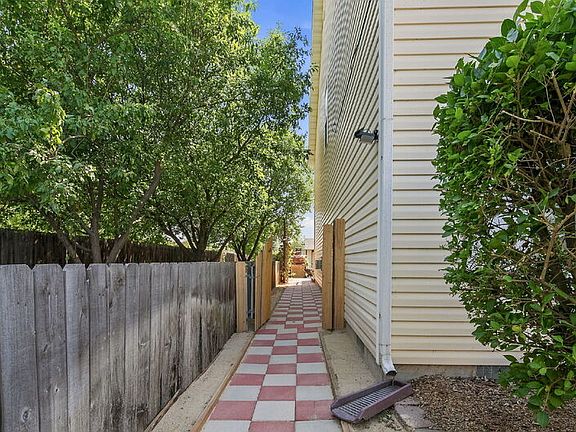 3rd image of 1012 N Jullion Ave