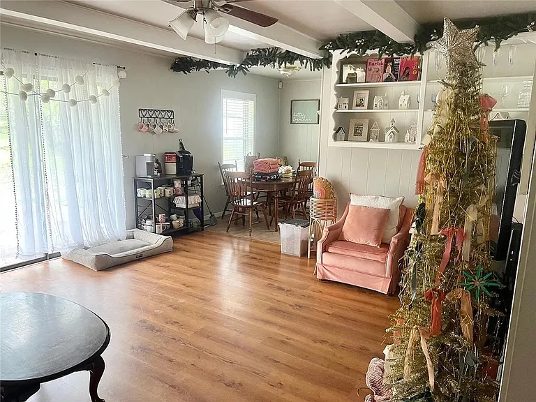 1403 Village Dr — Photo 2