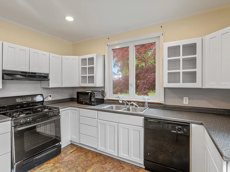 10 Lincoln Ave — Photo 23