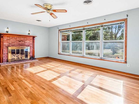 3rd image of 45 Teakwood Dr