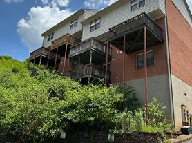 200 E Cloverhurst Ave