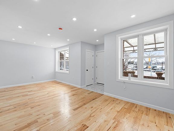 4th image of 997 E 52nd St