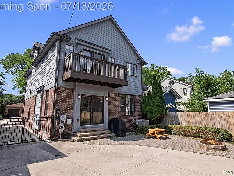 1049 Chapin Ave — Photo 38